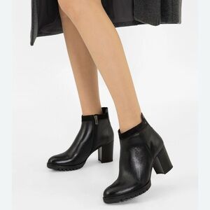Wojas Women’s Black Leather Ankle Boots Size Zip 2” Heel Sz US 8.5 EU 39